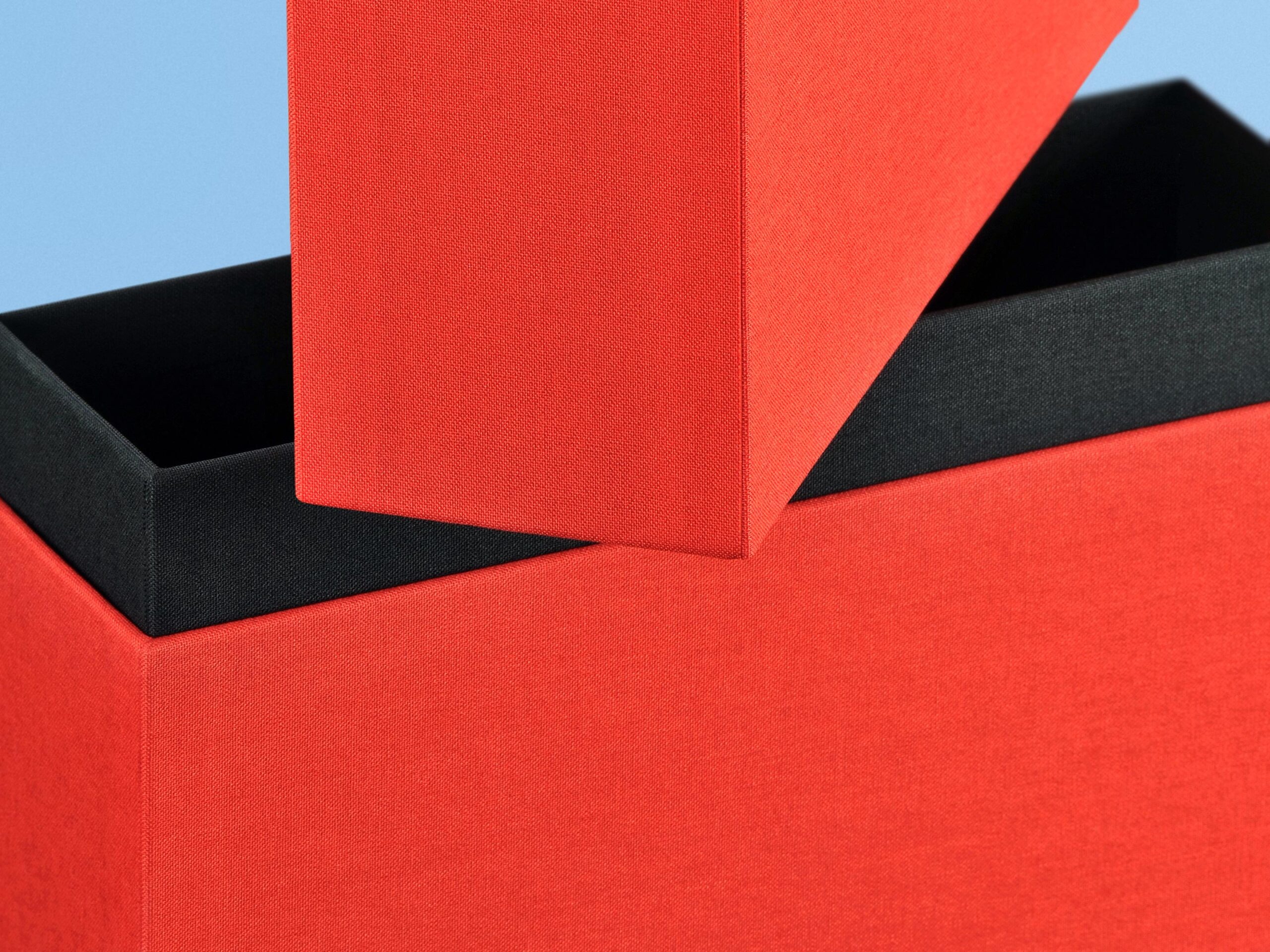 Close-up of turned-edge packaging neck & shoulder box